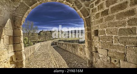 Pont médiéval de Frias, style gothique du 13ème siècle, rivière Ebre, ville médiévale de Frias, groupement artistique historique, Las Merindades, Burgos, Castilla y le Banque D'Images