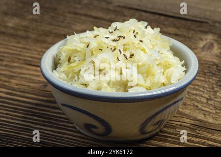 Choucroute marinée maison avec graines de carvi dans un bol en bois Banque D'Images