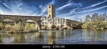 Pont médiéval de Frias, style gothique du 13ème siècle, rivière Ebre, ville médiévale de Frias, groupement artistique historique, Las Merindades, Burgos, Castilla y le Banque D'Images