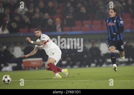 Match de football, Nicolo' ZANIOLO Atalanta Bergamo droite. Essaie d'arrêter Jeff CHABOT VFB Stuttgart, qui a déjà donné un coup de pied dans le ballon en arrière, Stuttgart Banque D'Images