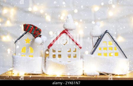 Maison confortable est enveloppé dans un chapeau et une écharpe dans un décor de rebord de fenêtre-tempête de neige. Hiver, neige, isolation de la maison, protection contre le froid et les intempéries, pièce Banque D'Images