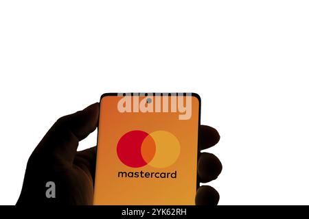 Smartphone avec le logo Mastercard qui est une marque de cartes de crédit et de débit Banque D'Images