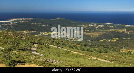 Vue panoramique de l'estuaire salin de la Ria de Arosa depuis Un point de vue de Curota, Puebla del Caraminal, Ria de Arosa, la Corogne, Galice, Espagne, Europe Banque D'Images