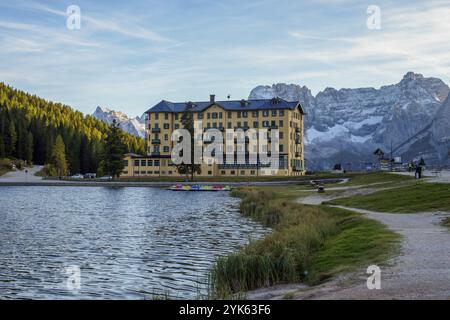 Lac Misurina et vue sur les majestueuses Dolomites Alpes, Parc National Tre Cime di Lavaredo, Dolomiti Alpes, Tyrol du Sud, Italie, Europe Banque D'Images