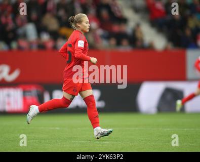 München, Deutschland, 17. Novembre 2024 : Fussball, Frauen, Google Pixel Frauen Bundesliga, 10.Spieltag, saison 2024/2025, FC Bayern München - FC Carl Zeiss Jena Ana Maria Guzman (FC Bayern München) läuft über den Platz, Einzelaktion, Freisteller, Ganzkörperaufnahme Banque D'Images