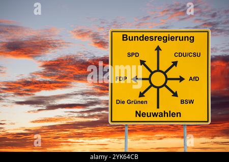 Neuwahlen mit den politischen Parteien zur Bundesregierung Ein Verkehrsschild mit Wegweisern zeigt den Weg von Neuwahlen mit den politischen Parteien Banque D'Images