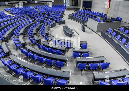 Vue dans la salle plénière vide du Bundestag allemand, salle plénière avec des chaises bleues disposées en cercle, Reichstag Berlin Banque D'Images