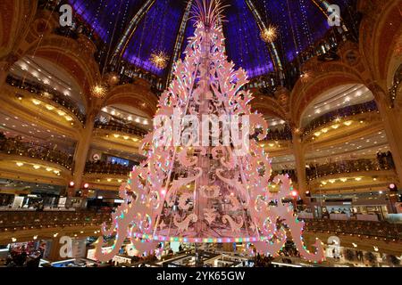 Paris, France - 16 novembre 2024 : la décoration de Noël aux Galeries Lafayette. Il s'agit d'une chaîne de grands magasins haut de gamme française au Boulevard Haus Banque D'Images