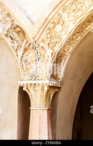 Une colonne magnifiquement détaillée présente des sculptures complexes dans une structure historique, d'une église de la Grotte de lait à Betlehem Banque D'Images