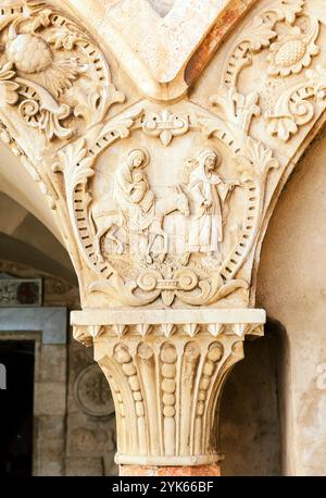 Une colonne magnifiquement détaillée présente des sculptures complexes dans une structure historique, d'une église de la Grotte de lait à Betlehem Banque D'Images