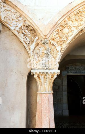 Une colonne magnifiquement détaillée présente des sculptures complexes dans une structure historique, d'une église de la Grotte de lait à Betlehem Banque D'Images