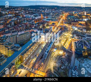 Blick auf den Gebhard-Müller-Platz, links das Hotel le Meridien, rechts das Planetarium. Hell erleuchtet die neue Stadtbahn Haltestelle Staatsgalerie, die im Zuge das Bahnprojekts Stuttgart 21 verlegt werden musste, Bundesstraße B14. Nachtaufnahme, Drohnenfoto. // 30.12.2023 : Stuttgart, Baden-Württemberg, Deutschland, Europa *** vue de Gebhard Müller Platz, Hotel le Meridien à gauche, Planétarium à droite nouvel arrêt de métro léger Staatsgalerie, qui a dû être déplacé dans le cadre du projet ferroviaire Stuttgart 21, photo de nuit de l'autoroute fédérale B14, photo drone 30 12 2023 Stuttgart, Baden Würt Banque D'Images