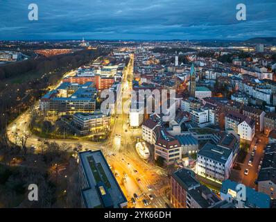 Neckartor mit Neckarstraße, links die Bundesstraße B14, rechts die Friedenskirche, dahinter die Kirche : Nikolaus am Ende der Neckarstraße das Funkhaus des Südwestrundfunk SWR. Nachtaufnahme, Drohnenfoto. // 30.12.2023 : Stuttgart, Baden-Württemberg, Deutschland, Europa *** Neckartor avec Neckarstraße, à gauche la route fédérale B14, à droite la Friedenskirche, derrière l'église St Nikolaus au bout de Neckarstraße la maison de radio de la Südwestrundfunk SWR photo de nuit, drone photo 30 12 2023 Stuttgart, Bade Württemberg, Allemagne, Europe Banque D'Images