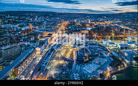 Blick auf den Gebhard-Müller-Platz, links das Hotel le Meridien, rechts das Planetarium. Hell erleuchtet die neue Stadtbahn Haltestelle Staatsgalerie, die im Zuge das Bahnprojekts Stuttgart 21 verlegt werden musste, Bundesstraße B14. Rechts die Baustelle Stuttgart 21. Nachtaufnahme, Drohnenfoto. // 30.12.2023 : Stuttgart, Baden-Württemberg, Deutschland, Europa *** vue sur Gebhard Müller Platz, Hotel le Meridien à gauche, Planétarium à droite le nouvel arrêt de métro léger Staatsgalerie, qui a dû être déplacé dans le cadre du projet ferroviaire Stuttgart 21, autoroute fédérale B14 à droite Banque D'Images