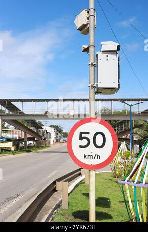 Gandu, bahia, brésil - 24 juin 2024 : vue d'un radar pour contrôler la vitesse du véhicule sur la route fédérale BR 101. Banque D'Images