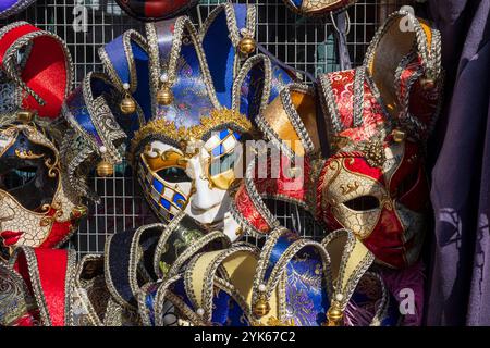 Une vue rapprochée de plusieurs masques de carnaval vénitien ornés Banque D'Images
