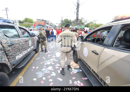 camacari bahia, brésil - 27 octobre 2024 : opération de la police militaire de Bahia lors des élections dans la ville de Camacari. Banque D'Images