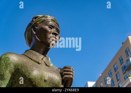 New York, NY US - 11 novembre 2024 : le Harriet Tubman Memorial ou Swing Low par l'artiste Alison Saar à Harlem. Banque D'Images