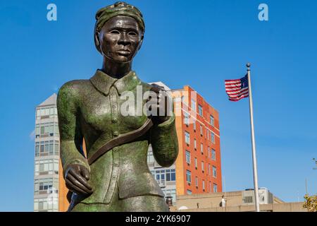 New York, NY US - 11 novembre 2024 : le Harriet Tubman Memorial ou Swing Low par l'artiste Alison Saar à Harlem. Banque D'Images