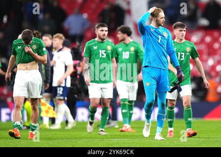 Le gardien de but de la République d'Irlande Caoimhin Kelleher (deuxième à droite) et ses coéquipiers semblent déçus après la défaite dans le match du Groupe B2 de l'UEFA Nations League au stade de Wembley, à Londres. Date de la photo : dimanche 17 novembre 2024. Banque D'Images