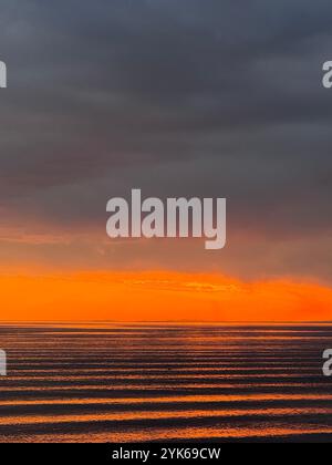 Changements de couleur surréalistes lors d'un coucher de soleil dans un jour de pluie, Turquie, Turkiye Banque D'Images