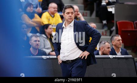 Ludwigsburg, Deutschland. 17 novembre 2024. IM Bild : entraîneur-chef Sasa Filipovski (paniers de Wuerzburg) 17.11.2024, MHP Riesen Ludwigsburg v. FIT-One paniers de Wuerzburg, easyCredit BBL, 9. Spieltag, Deutschland, Ludwigsburg, MHP-Arena, crédit : dpa/Alamy Live News Banque D'Images