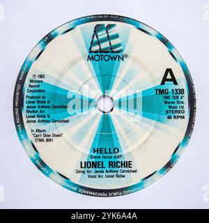 Label central de la version single de sept pouces de Hello de Lionel Richie, sorti en 1983 Banque D'Images