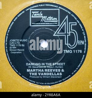 Label central de la version single de sept pouces de Dancing in the Street de Martha Reeves & the Vandellas, sorti en 1964 Banque D'Images