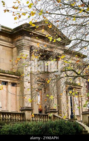 Extérieur de l'Institut Harris ancienne école d'art maintenant fermée et souffrant de vandalisme Banque D'Images