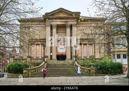 Extérieur de l'Institut Harris ancienne école d'art maintenant fermée et souffrant de vandalisme Banque D'Images