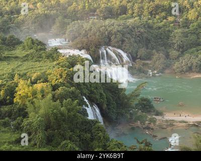 Majestueuses cascades de Ban Gioc : chef-d'œuvre de la nature au Vietnam Banque D'Images