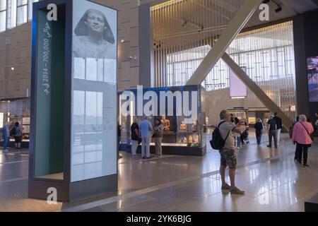 Les galeries lumineuses et aérées du Grand Musée égyptien commencent ici avec la Galerie 1 regardant vers les Galeries 2 et 3. Banque D'Images