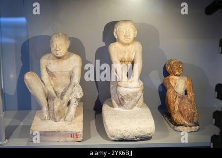 Statuettes montrant des personnes impliquées dans les activités quotidiennes dans l'une des galeries de la "Société" dans le Grand Musée égyptien récemment ouvert. Banque D'Images