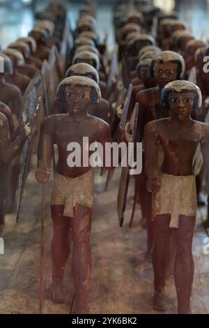 Ces modèles en bois vieux de 4 000 ans de fers de lance égyptiens tenant de grands boucliers sont exposés dans une galerie du Grand Musée égyptien nouvellement ouvert. Banque D'Images