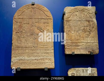 Deux stèles de grès de l'époque romaine de Koptos (Qift) exposées dans le Grand Musée égyptien récemment ouvert près du Caire, en Égypte. Banque D'Images