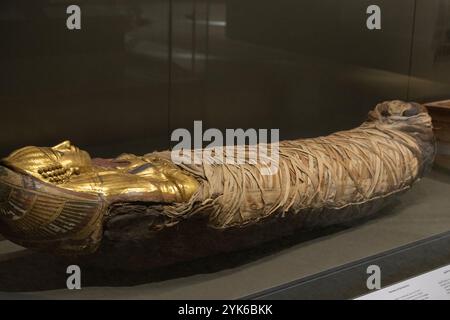 La momie de Sambathion est la seule momie exposée pour le moment dans le Grand Musée égyptien récemment ouvert. Banque D'Images