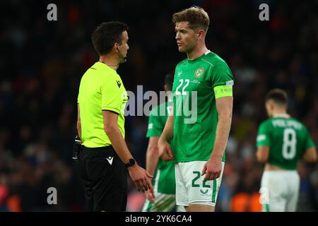 Londres, Royaume-Uni. 17 novembre 2024. Londres, Angleterre, 17 novembre 2024 : Nathan Collins (22 Irlande) s'entretient avec l'arbitre Erik Lambrechts lors du match de l'UEFA Nations League entre l'Angleterre et l'Irlande au stade de Wembley à Londres, Angleterre (Alexander Canillas/SPP) crédit : SPP Sport Press photo. /Alamy Live News Banque D'Images