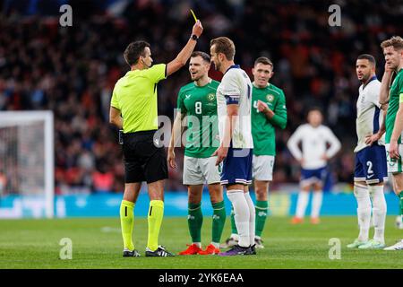 Londres, Royaume-Uni. 17 novembre 2024. Jayson Molumby de la République d'Irlande et Harry Kane de l'Angleterre reçoivent un carton jaune, réservé par l'arbitre Erik Lambrechts lors du match Angleterre - République d'Irlande UEFA Nations League Round 1 Group F au stade de Wembley, Londres, Angleterre, Royaume-Uni le 17 novembre 2024 crédit : Every second Media/Alamy Live News Banque D'Images