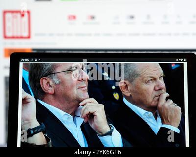 Cette illustration photo montre un portrait du chancelier fédéral Olaf Scholz et du ministre de la Défense Boris Pistorius du journal Bild sur une tablette wi Banque D'Images