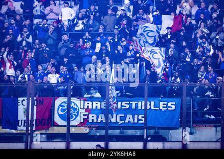 Milan, Milan, Italie. 17 novembre 2024. Lors du premier match de l'UEFA National League 17/11/2024 match de football entre l'Italie et la France au Stadio San Siro de Milan. En photo : supporters france (crédit image : © Fabio Sasso/ZUMA Press Wire) USAGE ÉDITORIAL SEULEMENT! Non destiné à UN USAGE commercial ! Banque D'Images