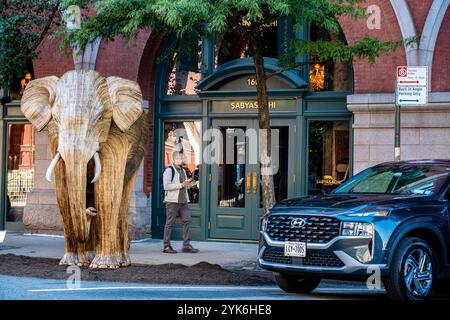 Sculpture Great Elephant migration devant le sponsor Sabyasachi. Par le collectif coexistence, construit à partir du Lantana Camara, New York Banque D'Images