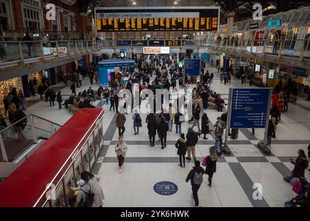 Liverpool : les passagers attendent les trains et regardent les panneaux de la gare à Liverpool Street Mainline Station Concourse de Londres. Gare ouverte en 1874. Banque D'Images