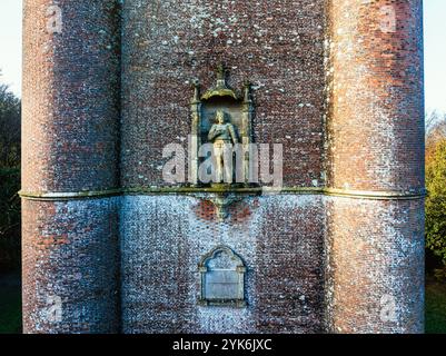 Automne au-dessus de la Tour Alfred depuis un drone, Stourhead, Somerset, Angleterre Banque D'Images