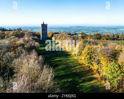 Automne au-dessus de la Tour Alfred depuis un drone, Stourhead, Somerset, Angleterre Banque D'Images