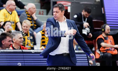 Ludwigsburg, Deutschland. 17 novembre 2024. IM Bild : entraîneur-chef Sasa Filipovski (paniers de Wuerzburg), Aufregung 17.11.2024, MHP Riesen Ludwigsburg v. FIT-One paniers de Wuerzburg, easyCredit BBL, 9. Spieltag, Deutschland, Ludwigsburg, MHP-Arena, crédit : dpa/Alamy Live News Banque D'Images
