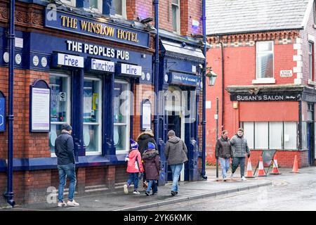 Goodison Park, Liverpool, Royaume-Uni. Dimanche 17 novembre 2024, Barclays Women’s Super League : Everton FC Women vs Liverpool FC Women au Goodison Park. Les fans d'Everton passent devant le pub à l'extérieur du sol. Crédit James Giblin/Alamy Live News. Banque D'Images