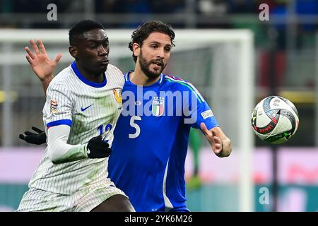 Randal Kolo Muani (Paris Saint-Germain) de France lutte pour le ballon avec Manuel Locatelli (Juventus FC) d'Italie lors du match de football de l'UEFA Nations League entre l'Italie et la France au stade San Siro de Milan, Italie, le 17 novembre 2024 crédit : Piero Cruciatti/Alamy Live News Banque D'Images