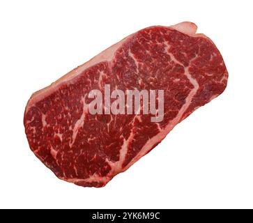 Gros plan un steak de bœuf striploin cru marbré isolé sur fond blanc, vue de dessus élevée, directement au-dessus Banque D'Images