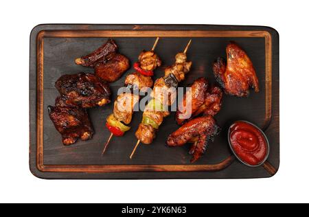 Gros plan portion de plat combiné barbecue grillé mélangé avec ailes de poulet buffle, côtes de bœuf de rechange et brochette de viande sur planche de bois isolé sur b blanc Banque D'Images