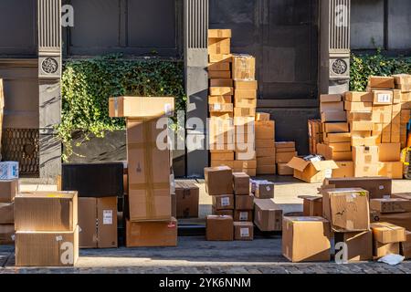 De nombreuses piles de colis sont livrées sur la rue de la ville. Banque D'Images